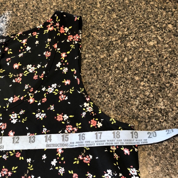 Express Top Sleeveless Split Shirttail Black Floral Medium - Picture 6 of 7